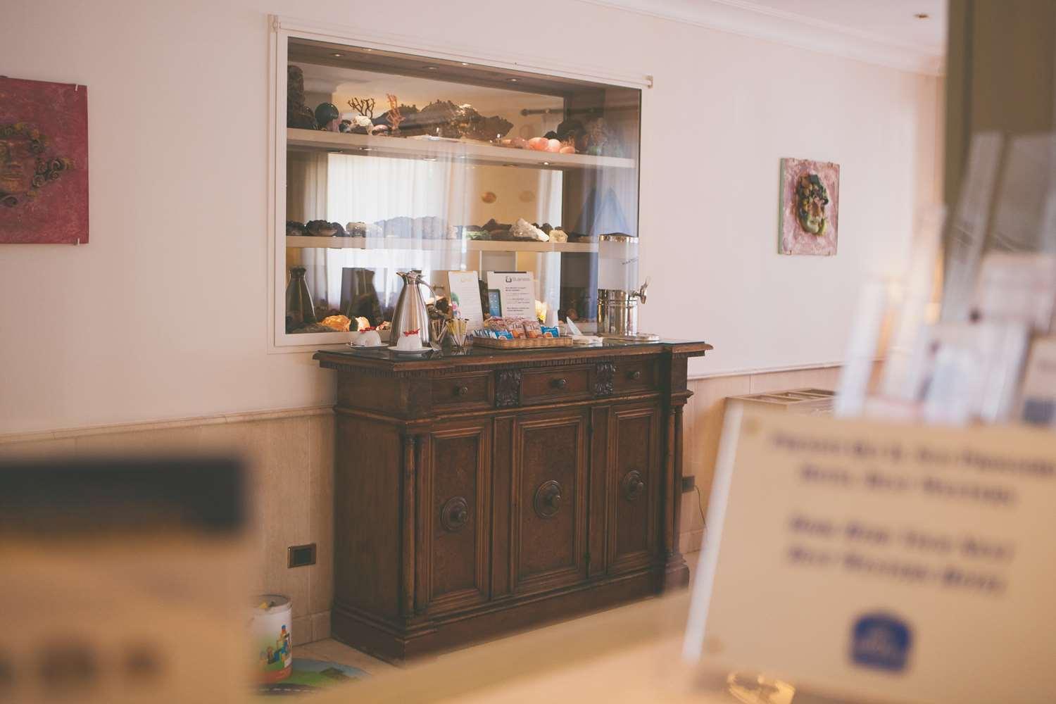 Western Globus Hotel 3*