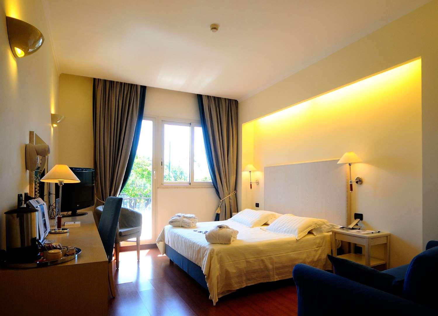 Western Globus Hotel 3*